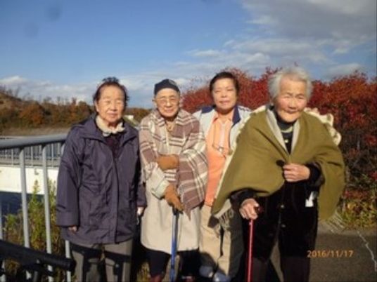 笑顔溢れる屋外の入居者