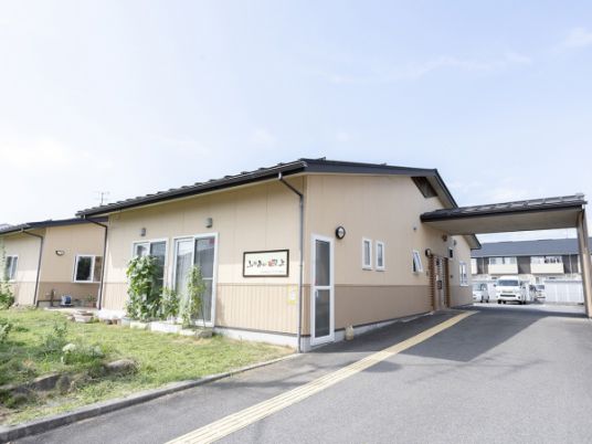 広々とした建物外観