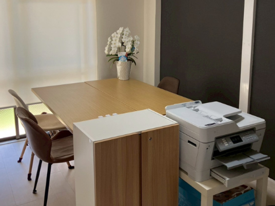 会議用テーブルのある部屋  