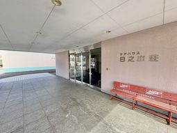 施設入口の屋外