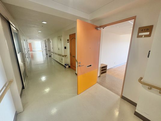 明るく広々とした廊下