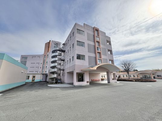 広い駐車場と建物の外観