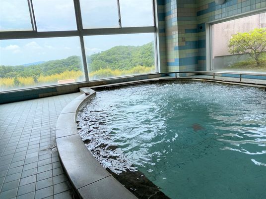 風景を望む明るい浴室