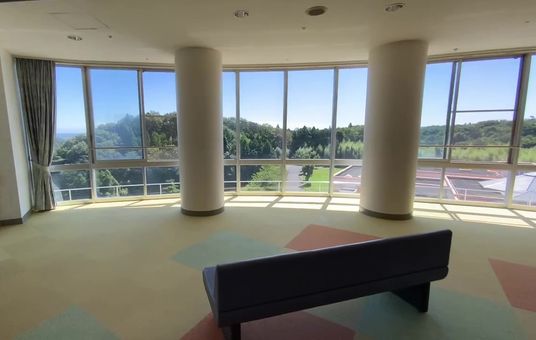 明るいラウンジ風景