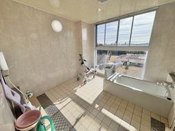 広々とした浴室