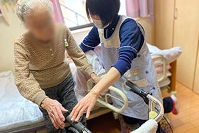 ベッドと車椅子の居室