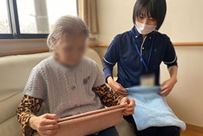 ソファでのサポート場面