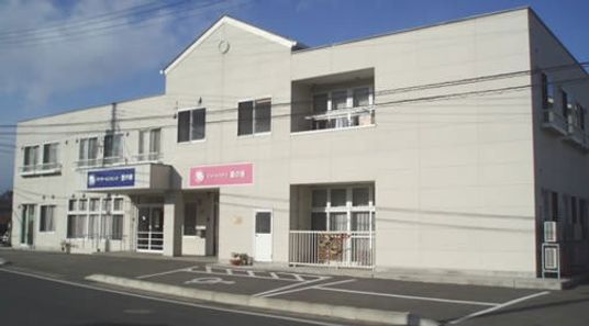 白い建物の外観