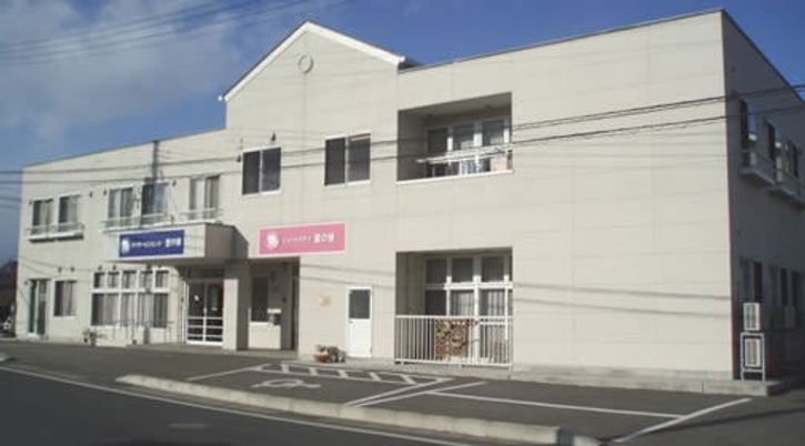 白い建物の外観