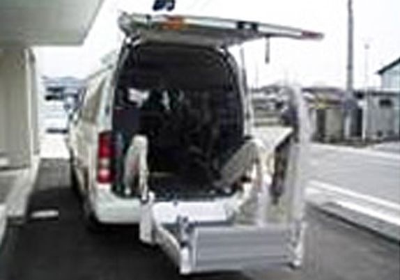 リフト付き車両の様子