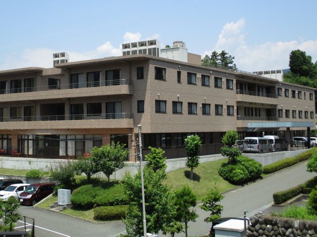 外観の全景 外観   落ち着いた色合いの建物で、周囲に緑が多く見られます。駐車スペースもあり、働く環境の広さが伝わります。