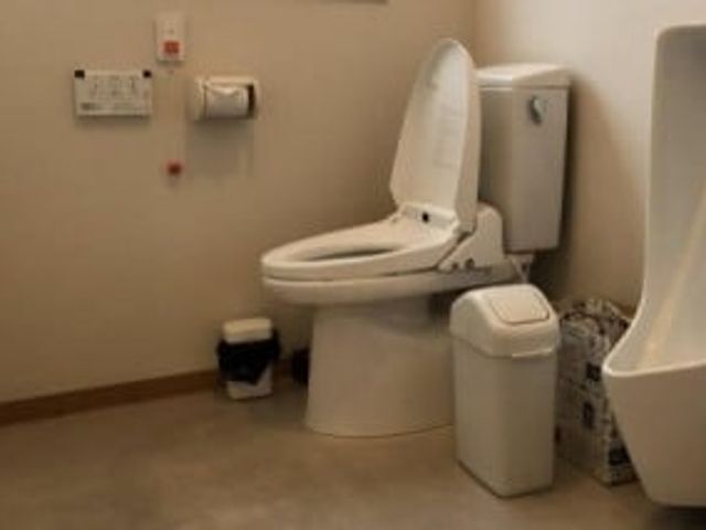 広々としたトイレ トイレ 清潔で広々としたトイレ空間です。車椅子利用者にも配慮された設計です。