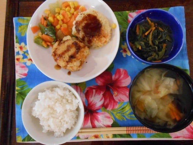 彩り豊かな食事プレート 料理 栄養バランスに配慮した食事です。温かみのある盛り付けが、食事の時間を楽しくしてくれます。