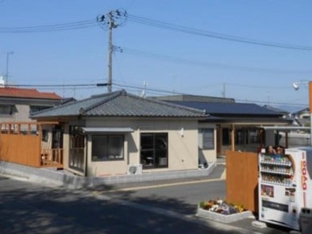 和風建築の居住棟 外観 和風の外観が特徴で、穏やかな雰囲気を醸し出しています。屋根付きの安心感が魅力です。