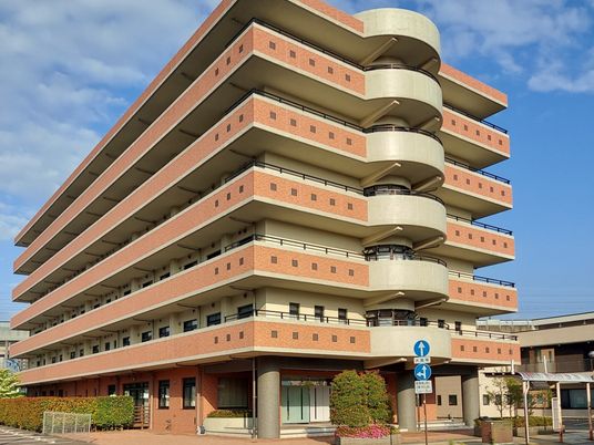 開放的な建物の外観