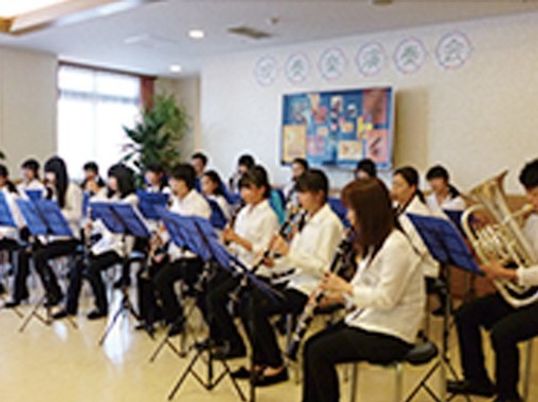音楽演奏する人々