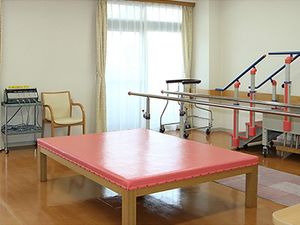 機能訓練室の器具とベッド