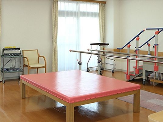 機能訓練室の器具とベッド