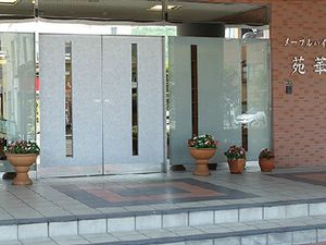 明るいエントランスの外観
