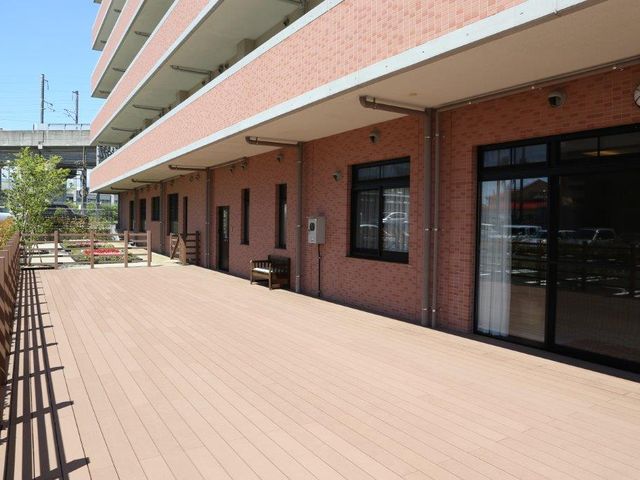 広々とした明るいエントランス ウッドデッキ ゆったりとした造りのエントランスは、来訪者を温かく迎えてくれます。明るく開放感ある空間で快適な時間を過ごせそうです。