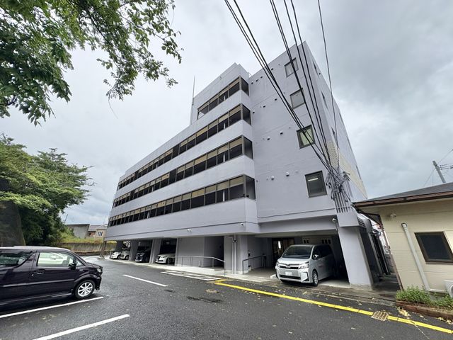 高層の建物外観 外観 駐車場が備わった広々とした建物の外観です。雨の日でも車からの移動が安心です。