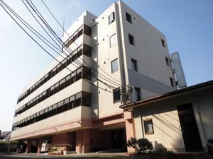白い建物の外観