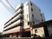 白い建物の外観
