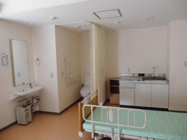 整った居室の様子 居室 落ち着いた色合いの居室は、生活に必要な設備が整っており、居心地の良い空間を提供しています。