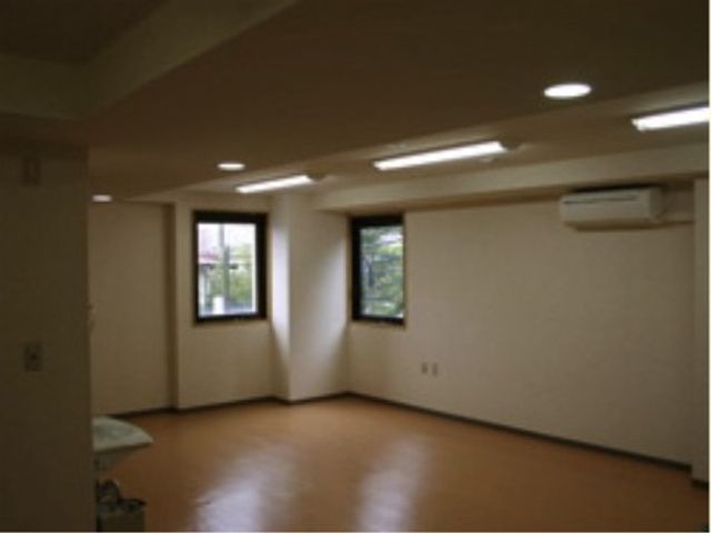 広々とした明るい居室 居室 ゆったりとした居室は、多くの自然光が入り込み、明るく開放的な雰囲気を提供しており、快適にお過ごしいただけます。
