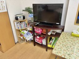 テレビと本棚がある部屋