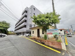 広い通り沿いの建物