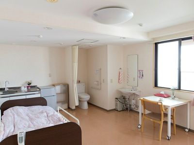 明るい居室の様子