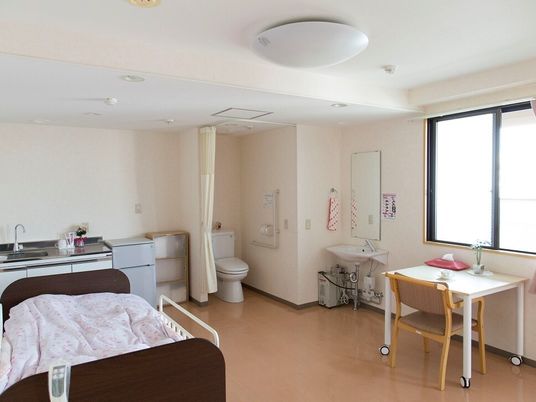 明るい居室の様子