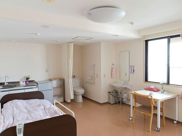 明るい居室の様子 居室 ゆとりある居室は、日の光が差し込む心地良い空間です。個々のニーズに対応できる設備が整っており、快適にお過ごしいただけます。