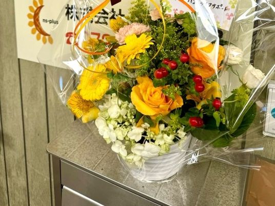 花束のある玄関前  