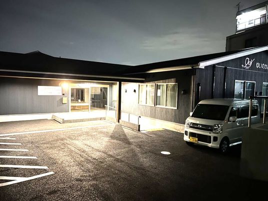 夜の建物外観  
