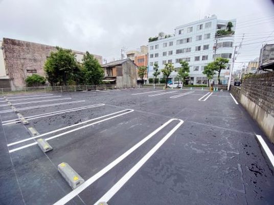 建物前の駐車場  