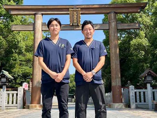 スタッフ2人と鳥居  