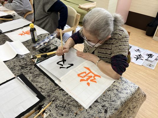 書道を楽しむ人々