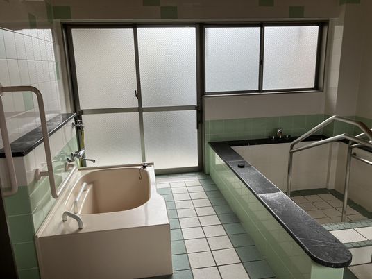 明るい浴室