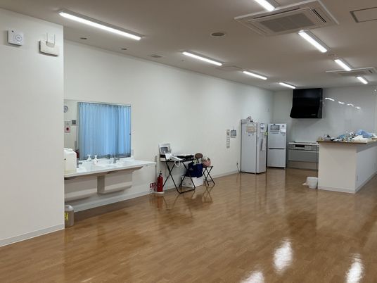 広い食堂と洗面台  