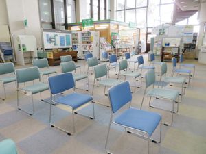 明るい多目的室の椅子配置  