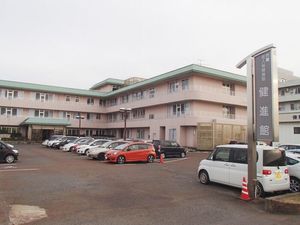 建物外観と駐車場  