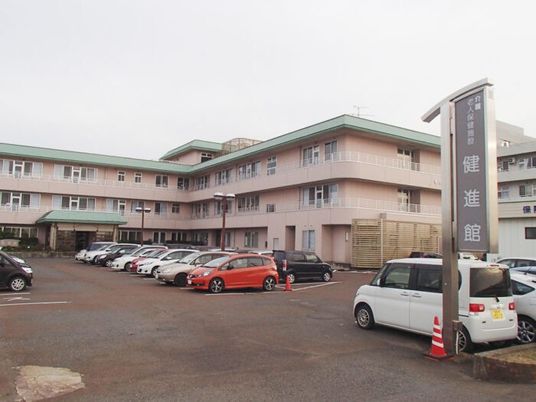 建物外観と駐車場  