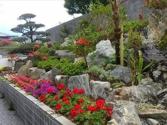 花壇のある中庭  