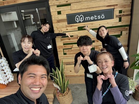 笑顔のスタッフ集合エントランス  