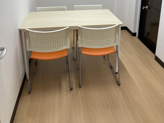 2人用の机と椅子の部屋  
