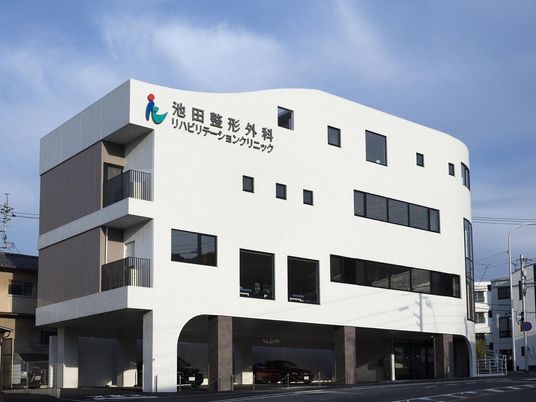 白い外観の建物  