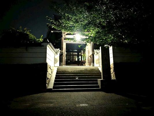 夜の正門前の階段  