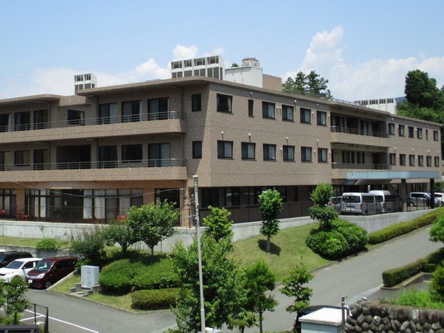 建物外観 外観   落ち着いた色合いの建物で、周囲には緑が多く見られます。勤務先として、ゆったりした環境を重視する方に向いていそうです。